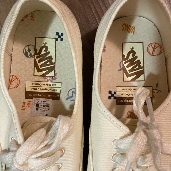 Vans size 8- worn once small scuff noticed in photo - Picture 2 of 4